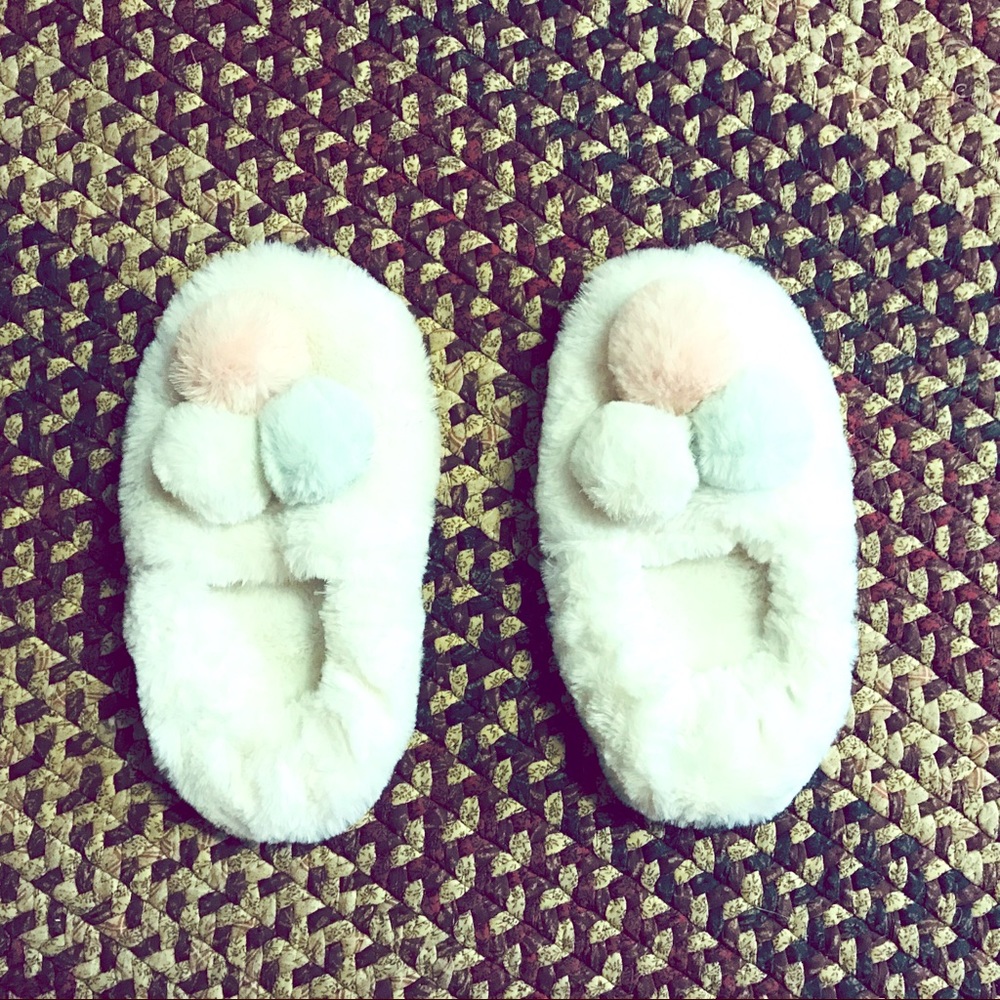 Cozy size Sm Pom Pom slippers